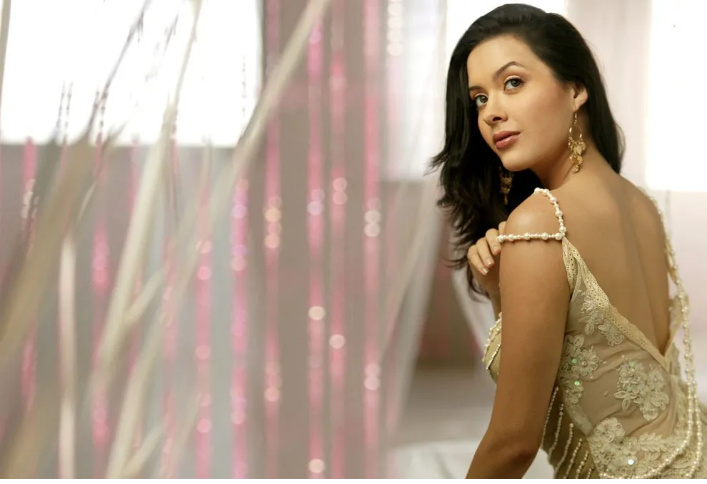 isha sharvani hot back wallpapers